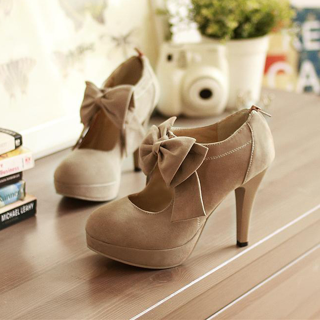 tan heels with bow
